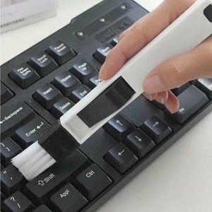 Keyboard brush with dustpan